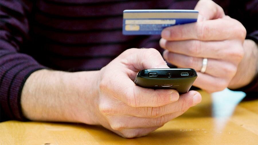 Мобильный телефон и банковская карта