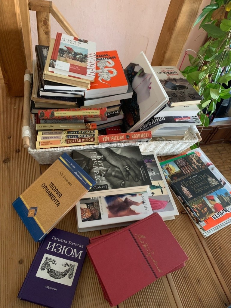 Книги лежат на полу
