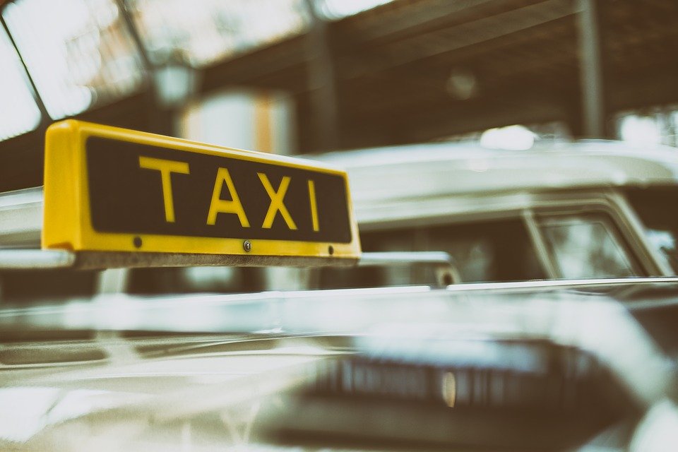 Службы такси грозятся поднять цены на свои услуги