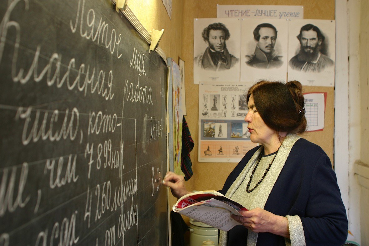 В одном из российских регионов решили поддержать педагогов выплатой в 10 000 рублей