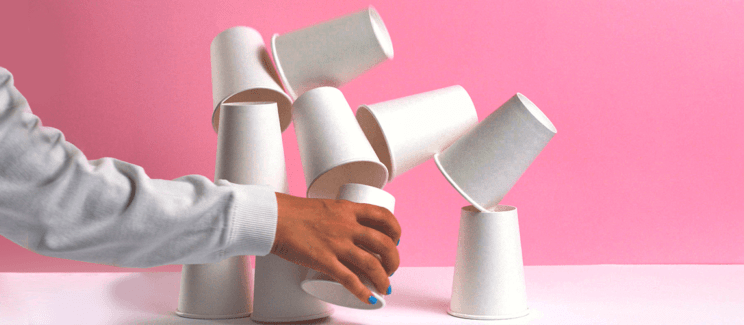 стаканы, рука, пирамида