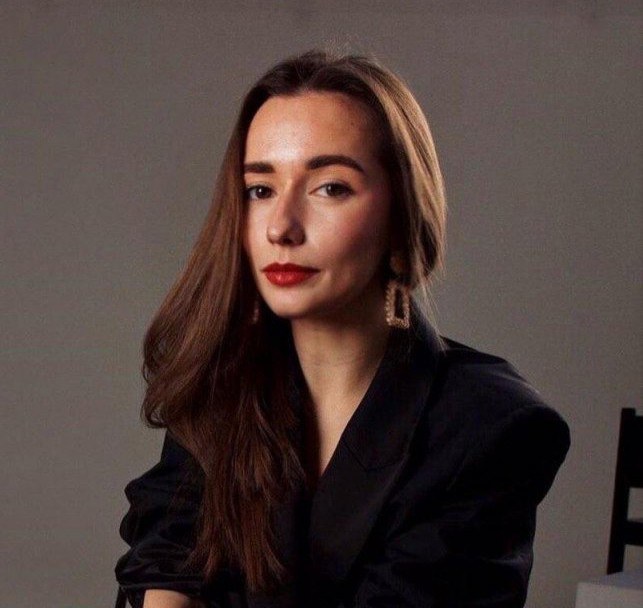 Алена Горячева,  стилист-имиджмейкер, администратор популярного телеграм-канала «Дьявол носит H&M»