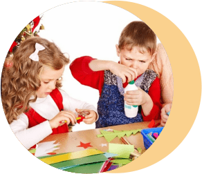 дети мастерят новогодние игрушки