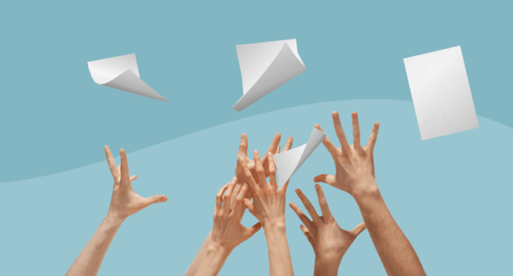 руки ловят бумагу