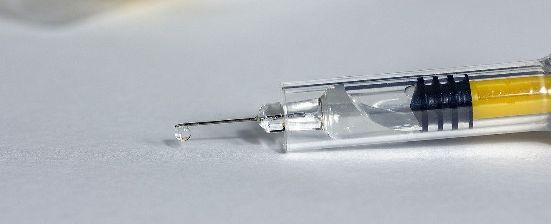 Pfizer и Moderna запускают производство вакцины против штамма «омикрон»