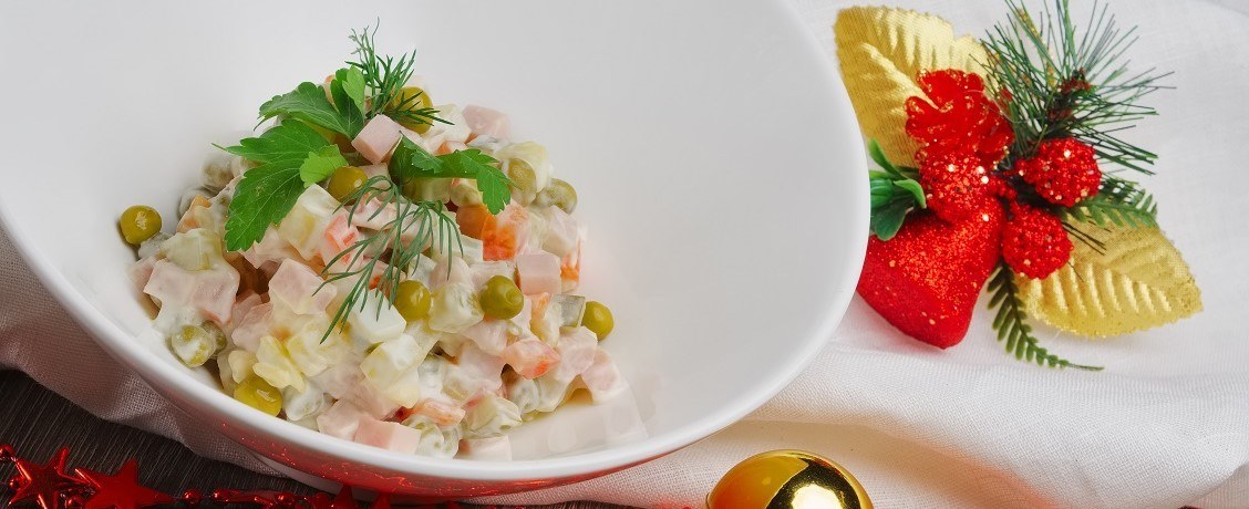 празднование Нового года салат оливье