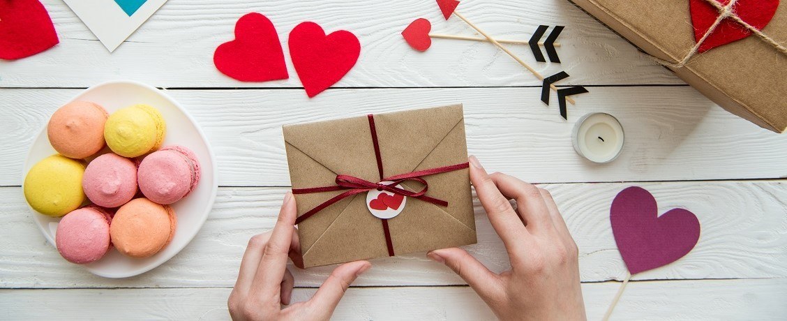 На 14 февраля жены получат подарки дешевле, чем любовницы
