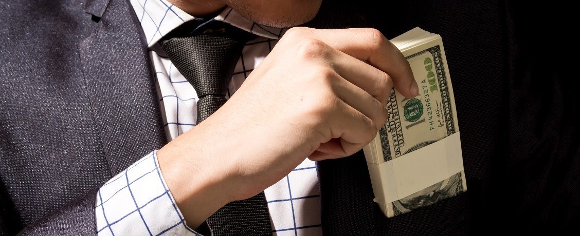 В пиджаке, сданном в секонд-хенд, нашли 5 000 долларов