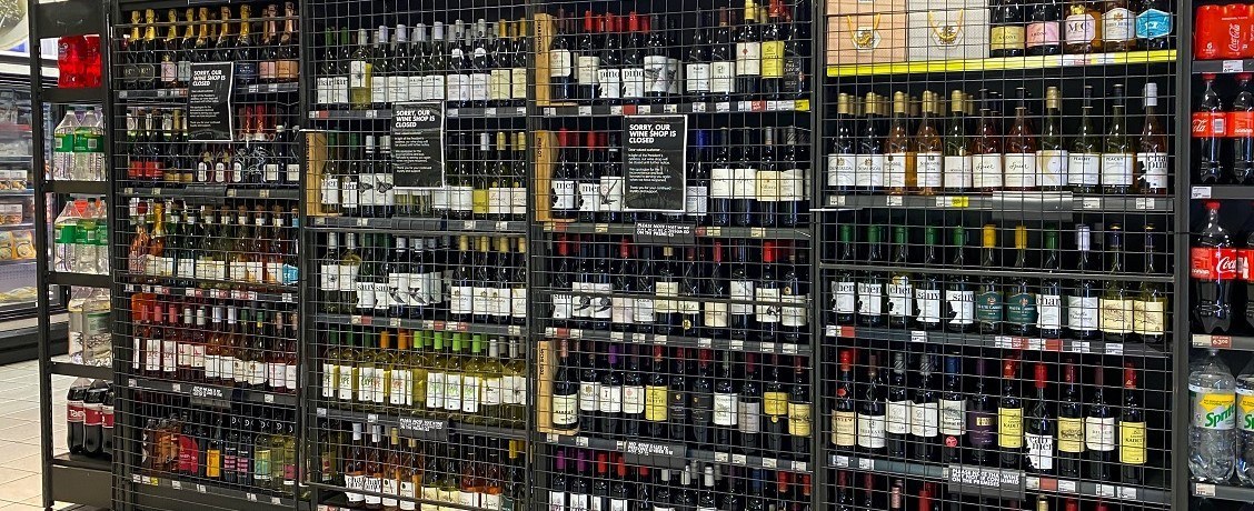 Крепкие алкогольные напитки предлагают «спрятать» в спецмагазины