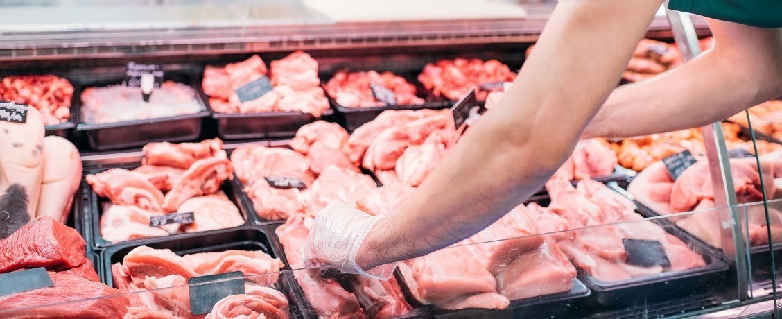 В российские магазины привезли зараженное мясо: как распознать