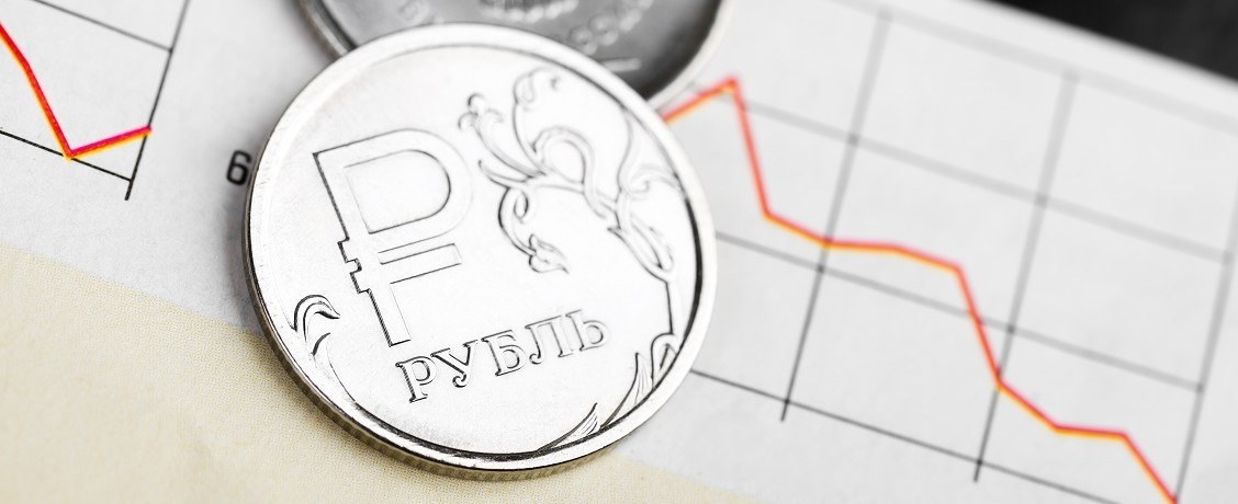 Эксперты: рубль падает из-за Украины и других факторов