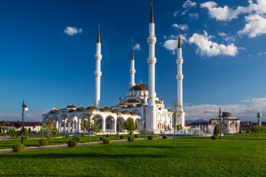 Город назвали грозным. Мечеть Чеченской Республики. Гелдаган Чечня. Мечеть имени Хамзата Грозный. Центральная мечеть. Бишкек.