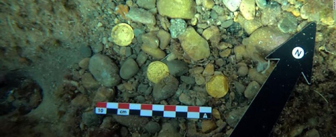 Дорогое погружение: дайверы случайно нашли клад из золотых монет