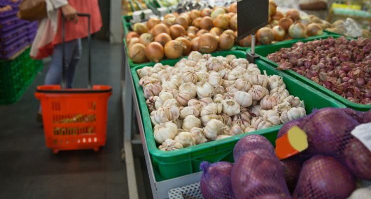 чеснок и другие продукты в магазине