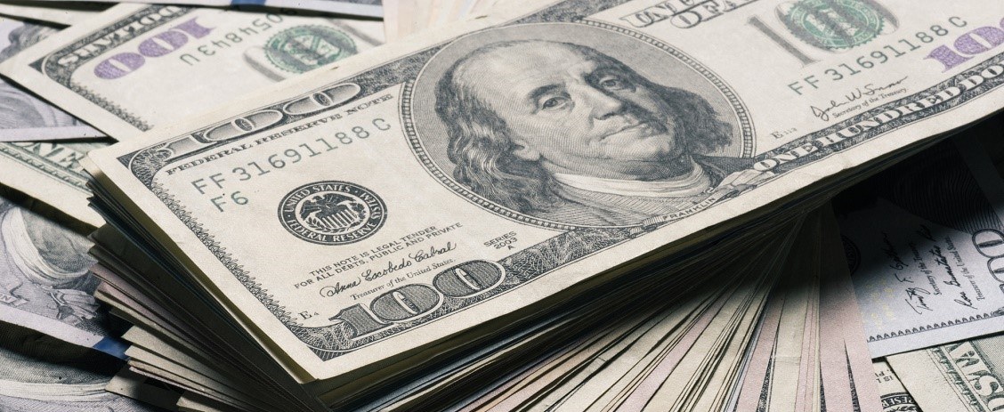 Конвертировать валюту невыгодно: банки стали занижать курс доллара