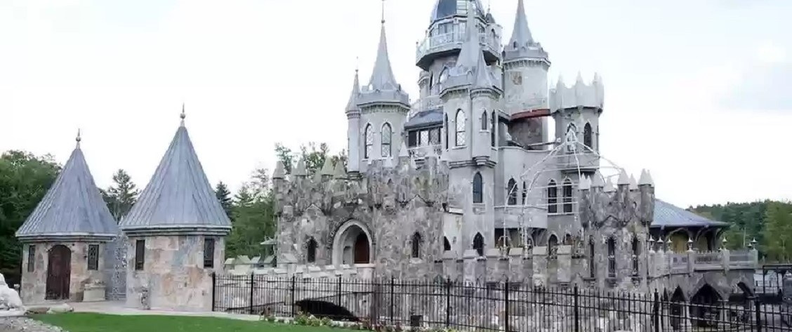 В городе Вудсток выставили на продажу замок с бриллиантами в окнах за 35 млн долларов