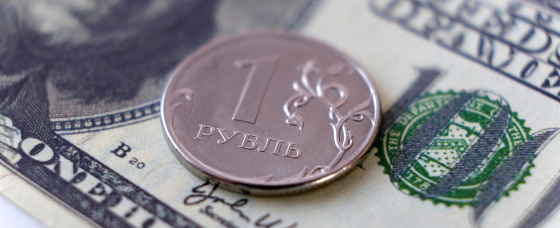 «Индекс бигмака»: курс рубля занижен на 70 % по отношению к доллару