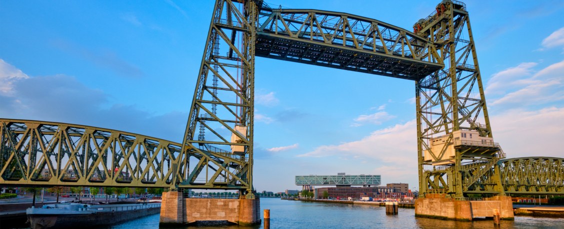 Ради яхты миллиардера Безоса в Роттердаме разберут исторический мост