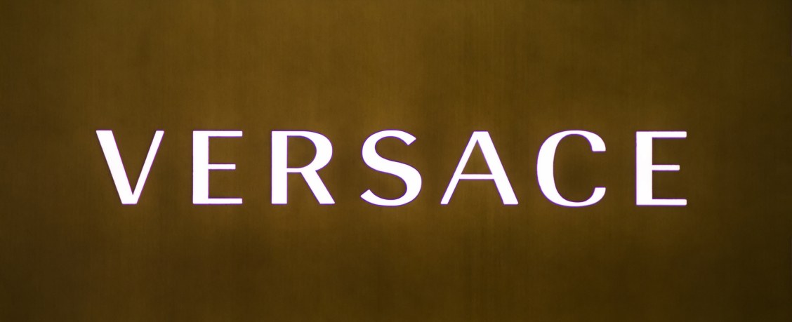 Versace предложила собирать собачьи отходы сумкой за 20 000 рублей