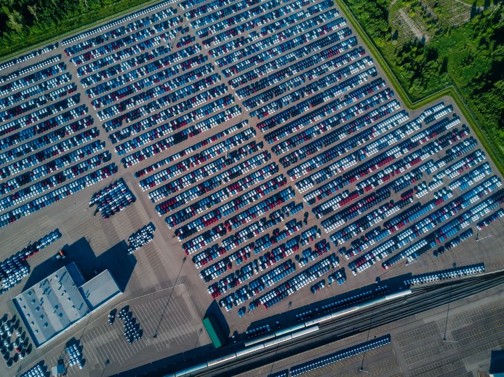 СМИ: на российских складах простаивают десятки тысяч новеньких автомобилей