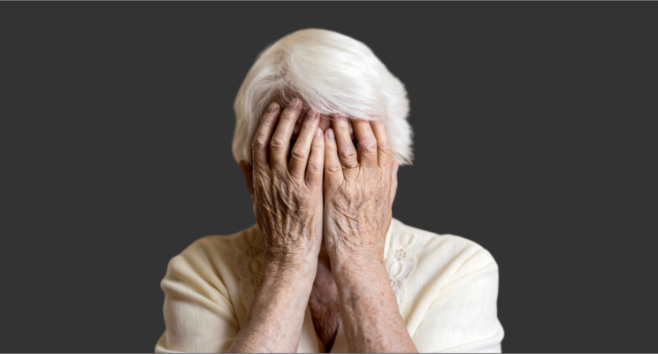 Бабушка открыла дверь и отдала два миллиона: как спасти пожилого родственника от квартирного мошенника