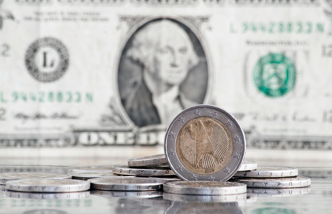 Доллар упал ниже 90 рублей: на сколько еще подорожает российская валюта
