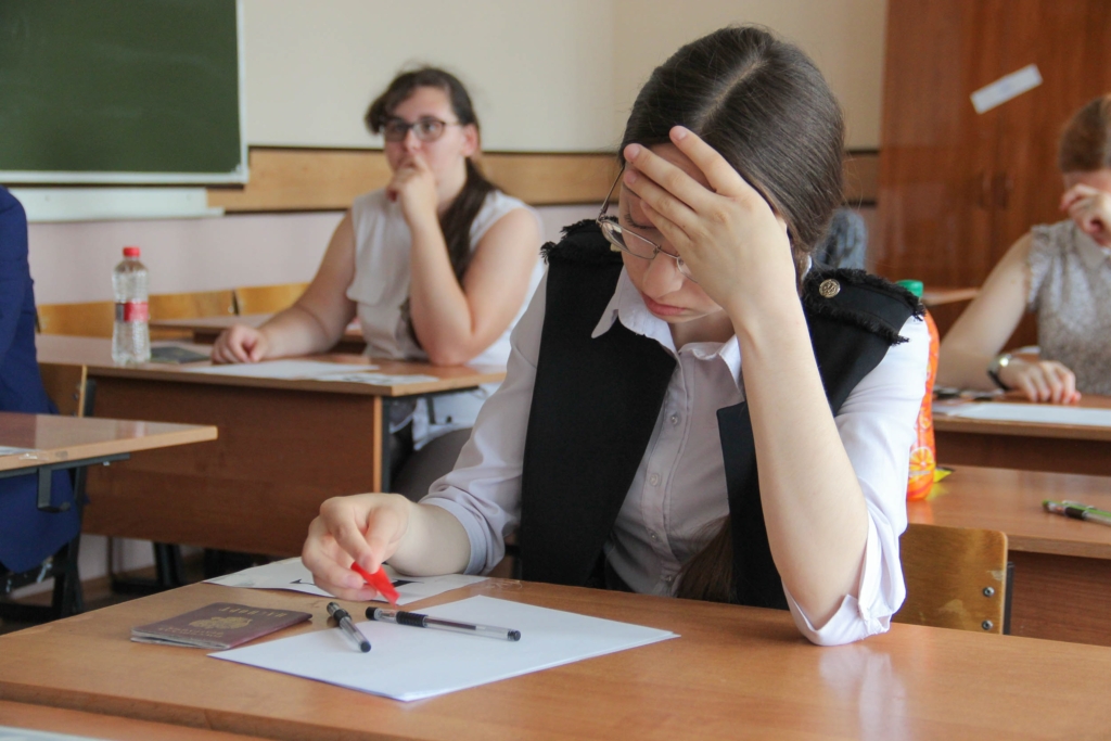 Путин подписал закон о запрете телефонов в школе: какое наказание за пронос гаджета и кто платит - изображение 540