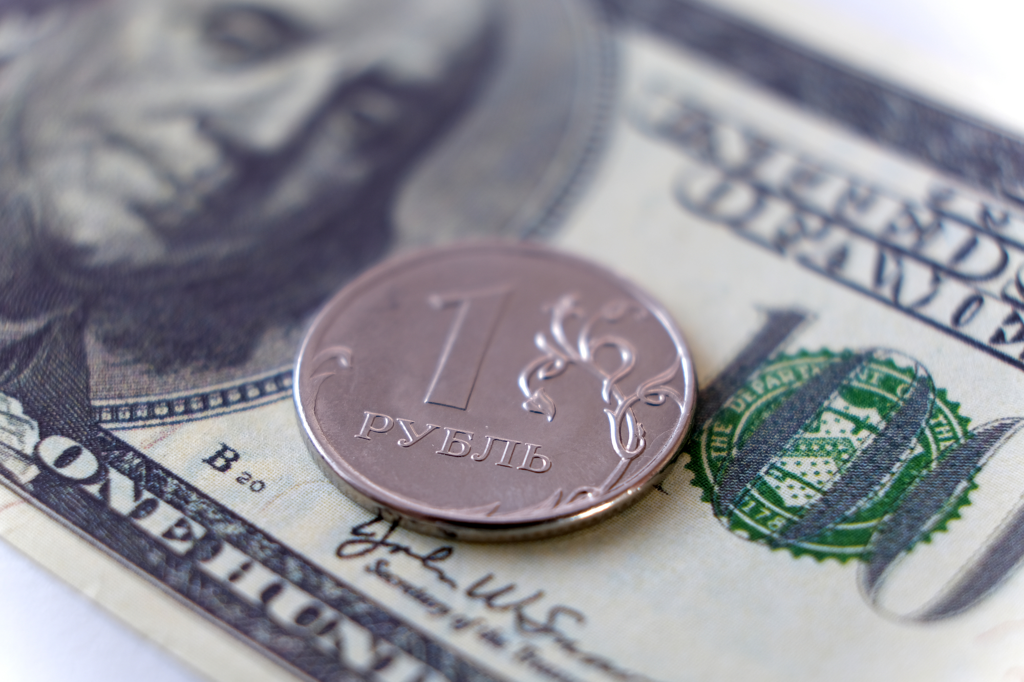 У россиян почти полностью пропал интерес к курсу доллара — в чем причина
